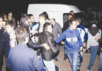 Taraftarlar birbirine girdi
