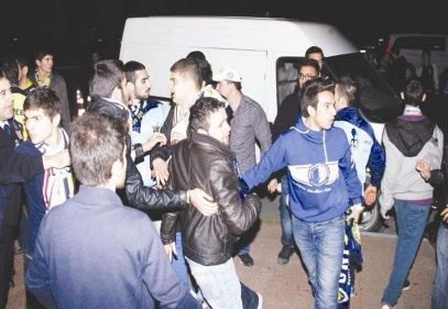 Taraftarlar birbirine girdi