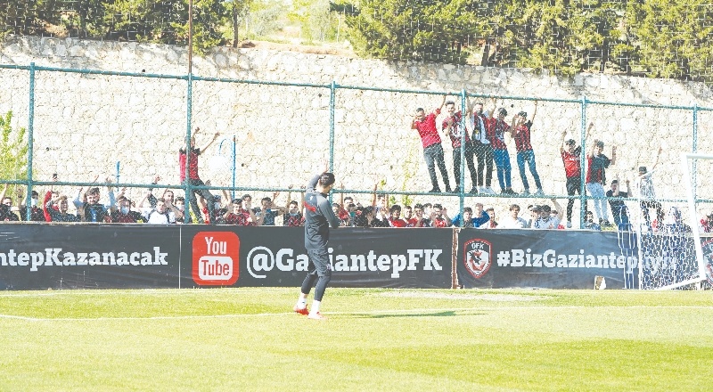 Taraftarlar, takıma destek için antrenmanı izledi