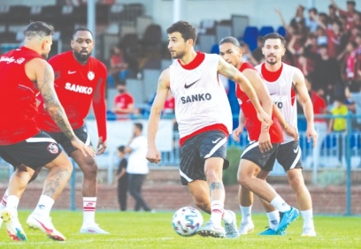 Taraftarlar, takıma destek için antrenmanı izledi