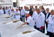 Tarihi Eminönü Meydanı’nda 15 bin dilim baklava dağıtıldı 