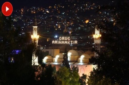 Tarihi Ulucami&#039;ye mahyalar böyle asıldı