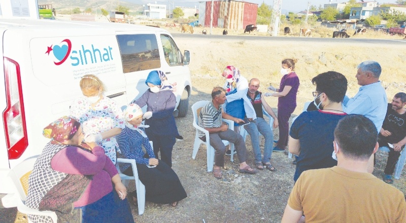 Tarım işçileri çalıştıkları tarlalarda aşılanıyor