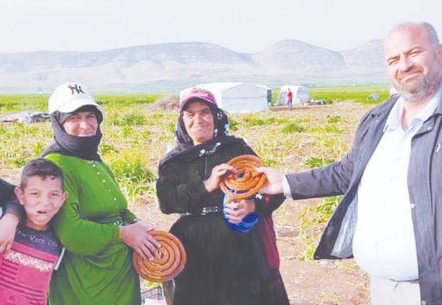 Tarım işçilerine tatlı ikram edildi