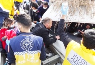 Tarım işçilerini taşıyan kamyonet bariyerlere çarptı