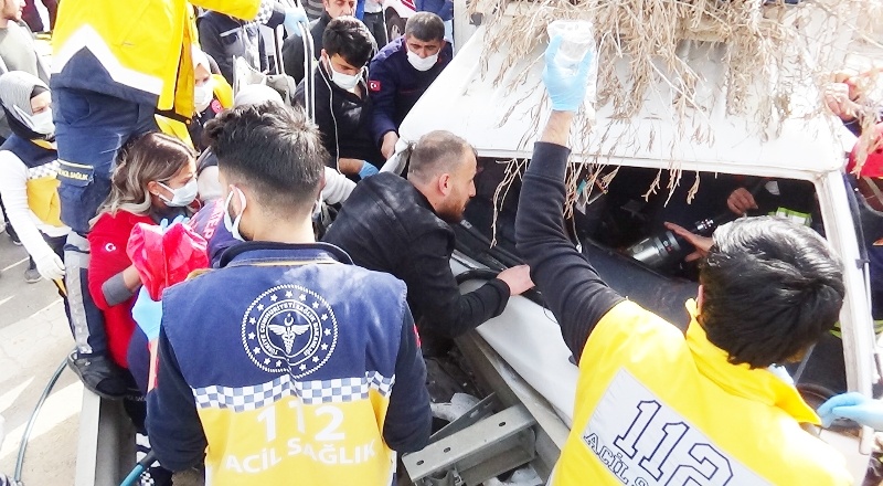 Tarım işçilerini taşıyan kamyonet bariyerlere çarptı