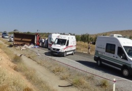 Tarım işçilerini taşıyan kamyonet ile minibüs çarpıştı, 8 tarım işçisi öldü 