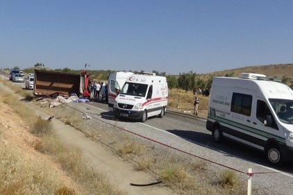 Tarım işçilerini taşıyan kamyonet ile minibüs çarpıştı, 8 tarım işçisi öldü 