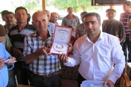 Tarım işçisi Mustafa Koçer 22 ayar altın set kazandı