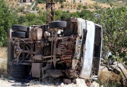 Taş yüklü kamyon ile otomobil çarpıştı