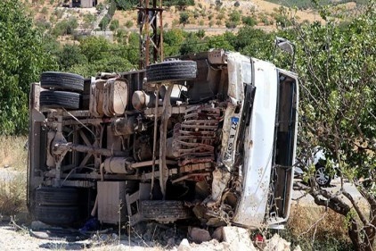 Taş yüklü kamyon ile otomobil çarpıştı