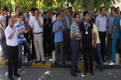 Taşeron çalışan işçiler, maaşları gecikince eylem yaptılar