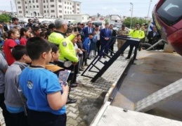Taşıt güvenliği, yaya güvenliği, emniyet kemeri kullanımı ile ilgili bilgiler verildi