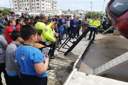 Taşıt güvenliği, yaya güvenliği, emniyet kemeri kullanımı ile ilgili bilgiler verildi
