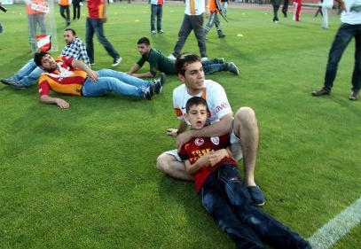 Taşkınlık çıkaranlara polis müdahale etti