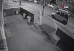 Taşla camını kırıp girdiği iş yerinden sadaka kutusunu çaldı