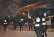 Taşlı ve sopalı kavgada 1’i polis 3 kişi yaralandı