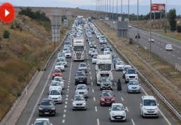 Tatilciler 35 kilometrelik araç kuyruğu oluşturdu