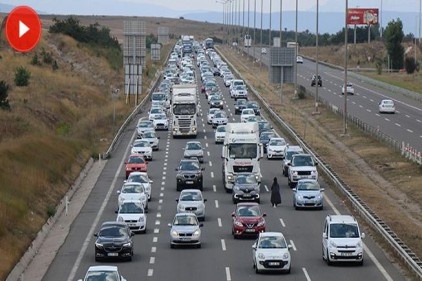 Tatilciler 35 kilometrelik araç kuyruğu oluşturdu