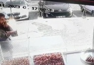 Tatlıcıdan sadaka kutusunu çaldı