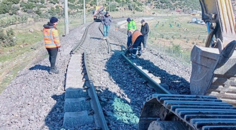 TCDD deprem bölgesinde hasar gören tren raylarını onarıyor