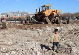 Tehlike altında, yıkılan şehir stadının hurdalarını topladılar