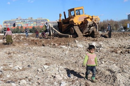 Tehlike altında, yıkılan şehir stadının hurdalarını topladılar