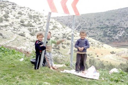 “Tehlikeli Viraj Yön Levhası” çocukların salıncağı haline geldi