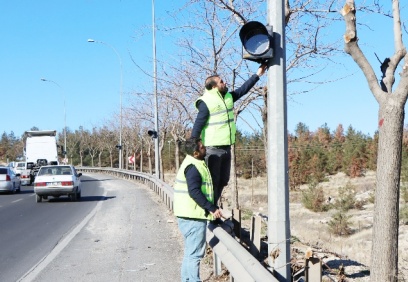 Tehlikeli virajlara flaşörlü önlem