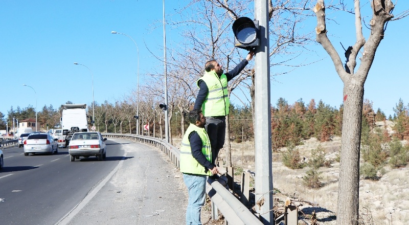 Tehlikeli virajlara flaşörlü önlem