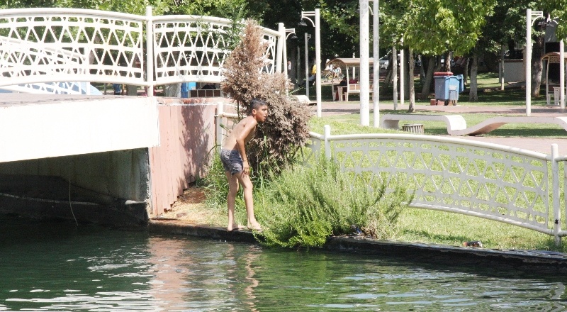 Tehlikeye aldırış etmeyen çocuklar, görevli gelince kaçtılar