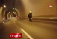 Tek teker giden motosikletlinin kaza yaptığı anlar kamerada