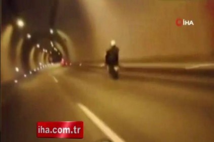 Tek teker giden motosikletlinin kaza yaptığı anlar kamerada