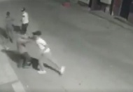 Tek yumruk darbesiyle bayılttığı adamı böyle gasp etti