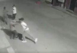 Tek yumruk darbesiyle bayılttığı adamı böyle gasp etti