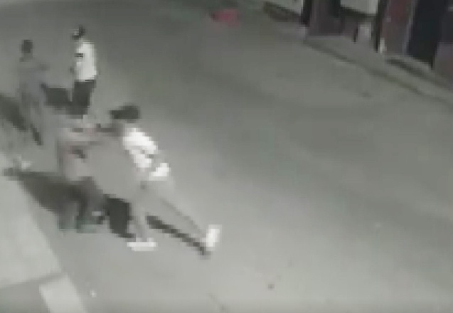 Tek yumruk darbesiyle bayılttığı adamı böyle gasp etti