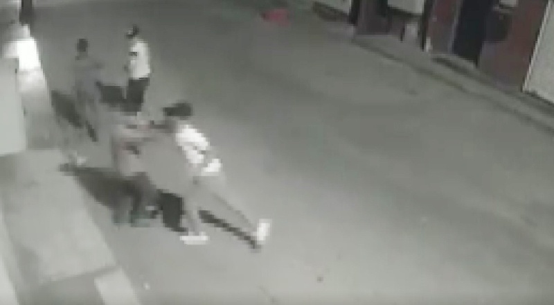 Tek yumruk darbesiyle bayılttığı adamı böyle gasp etti