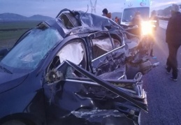 Tekeri patlayan otomobil tırla çarpıştı