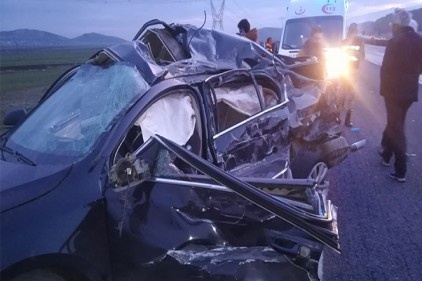 Tekeri patlayan otomobil tırla çarpıştı