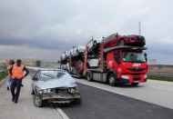 Tekerleği fırlayan otomobil takla attı
