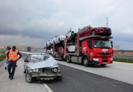 Tekerleği fırlayan otomobil takla attı