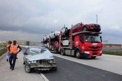 Tekerleği fırlayan otomobil takla attı