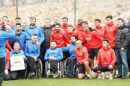 Tekerlekli Sandalye Basketbol Takımı futbolcuları ziyaret etti