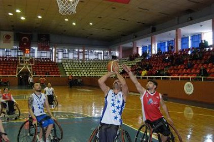 Tekerlekli Sandalye Basketbol takımı İstanbul Bağcılar Belediyesi ile oynuyor