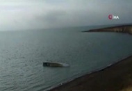 Tekne devrilince yüzerek kıyıya çıkmışlar