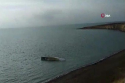 Tekne devrilince yüzerek kıyıya çıkmışlar