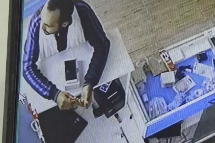 Telefon satmak için gitti, beğendiği modeli çalıp kaçtı