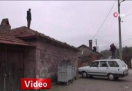 Telefonla konuşabilmek için cambazlık yapıyorlar