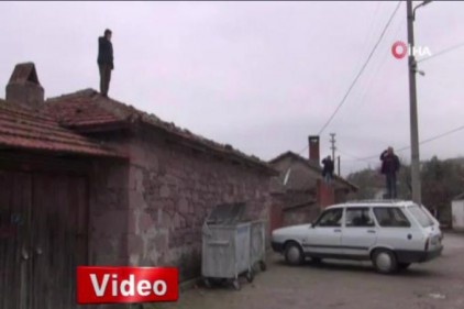 Telefonla konuşabilmek için cambazlık yapıyorlar