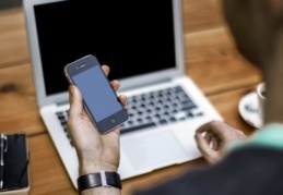 Telefonları kaplayın, iş yerinde önlük giyin